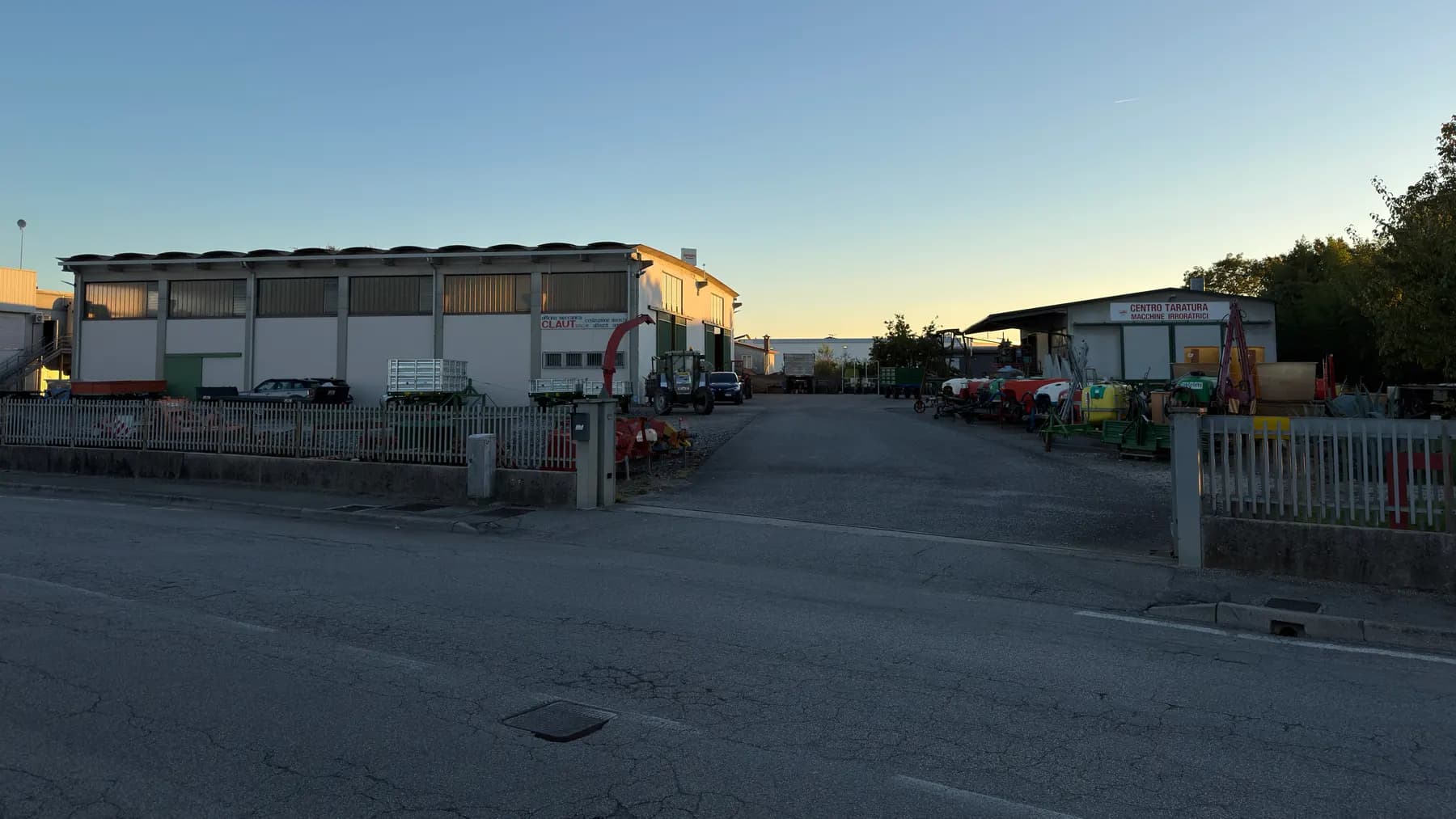 La sede di Claut vista dalla strada: l'officina a sinistra, il piazzale al centro e il capannone del centro taratura macchine irroratrici a destra