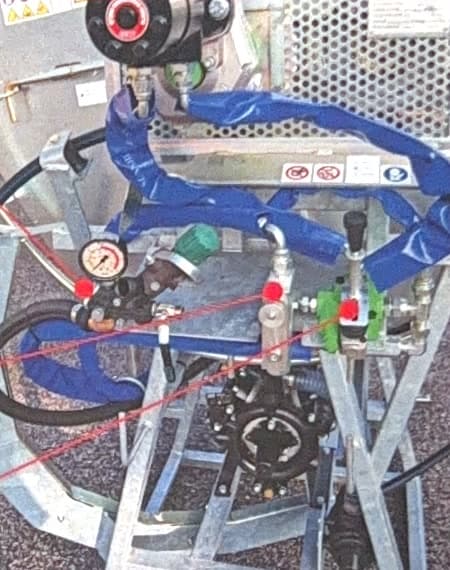 Particolare del Pulidreno 2000: valvola di regolazione della pressione della pompa, valvola prioritaria per la velocità di avanzamento e leva di avanzamento